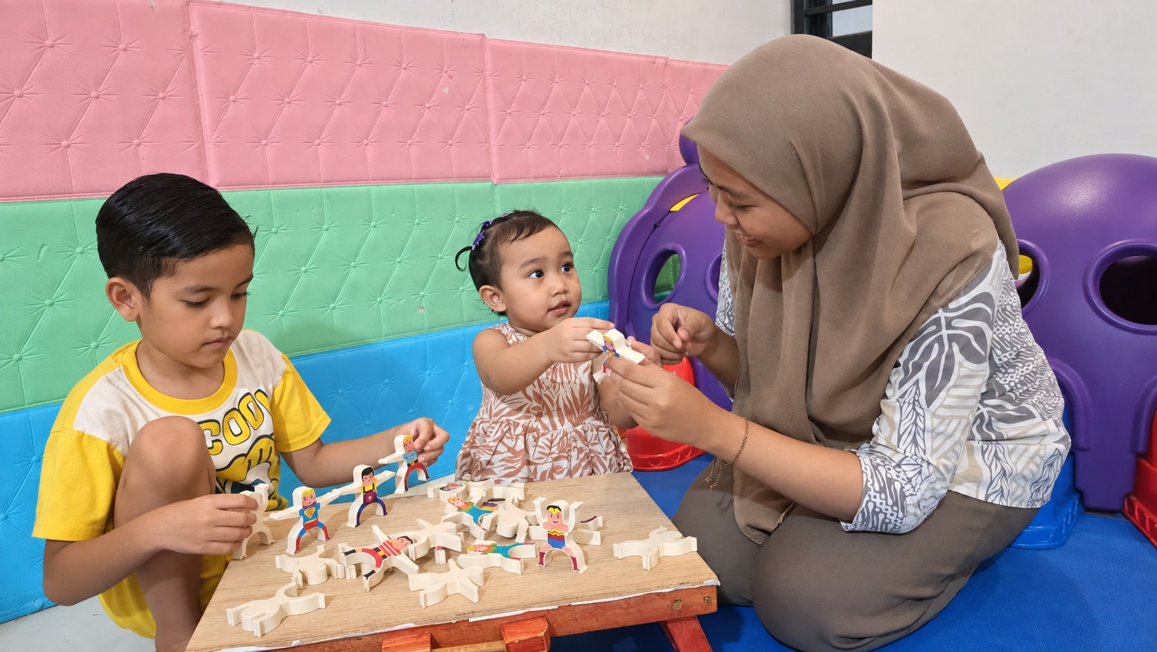 Pengasuh Okaeri mendampingi anak bermain dan berinteraksi dengan penuh perhatian