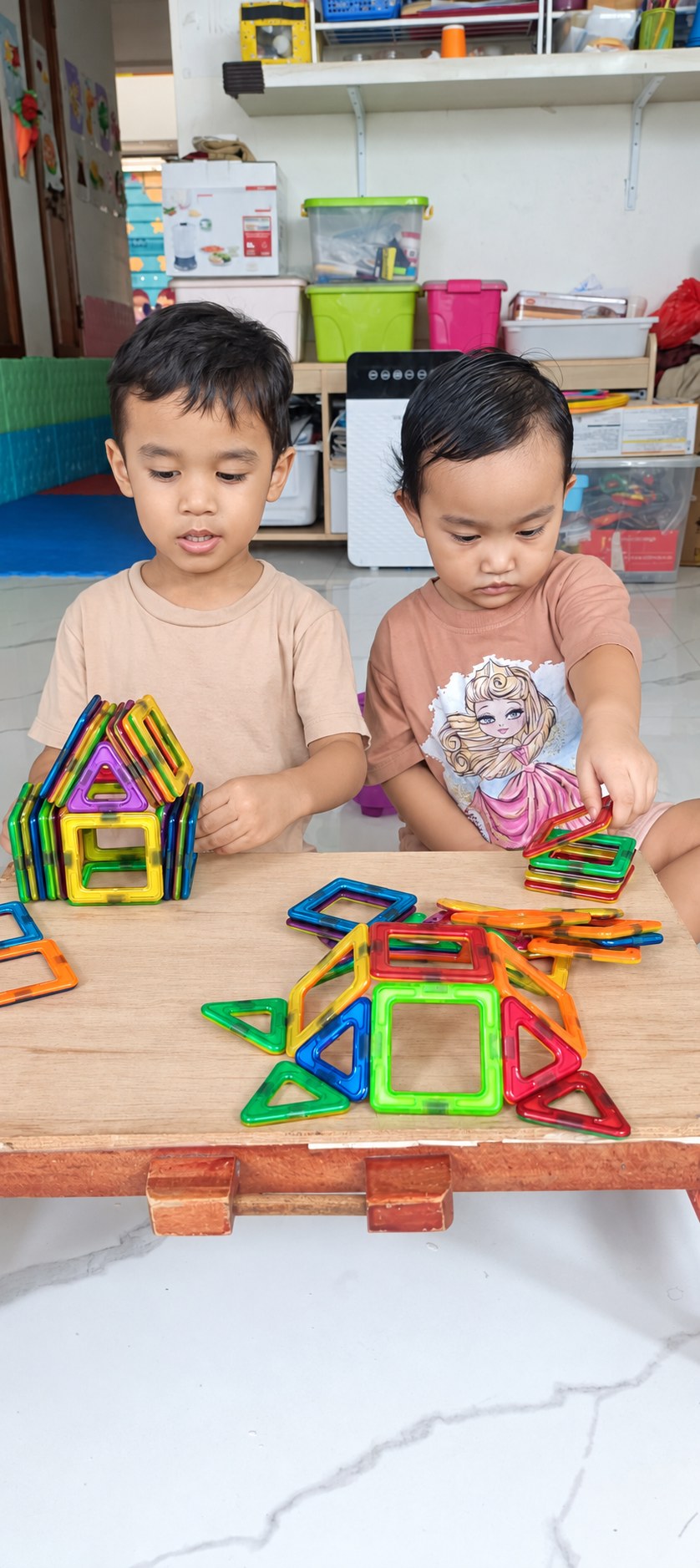 Anak-anak Okaeri bereksplorasi dengan balok magnet warna-warni